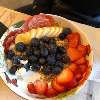 Chatty Cathy Coffee & Juice Press - Berries with granola and yogourt - Coffee & Tea Near Me - Ithaca, New York