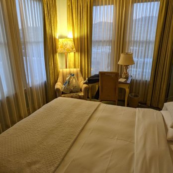 Ashland Springs Hotel - Tall windows, tall ceilings - Hotels Near Me - Ashland, Oregon Ashland Springs Hotel - Tall windows, tall ceilings - Hotels Near Me - Ashland, Oregon