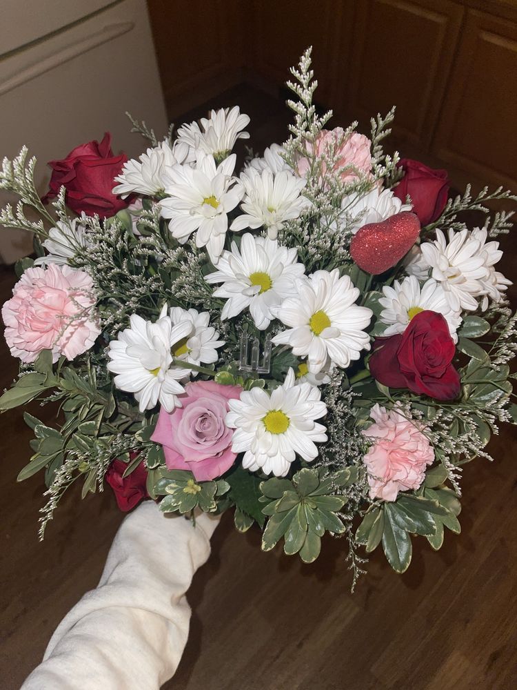 COLONIAL FLOWERS Updated September 2024 19 Photos 311 N High St