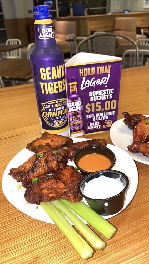 The Oasis Bar Amp Grill 13 Photos Sports Bars 7477 Burbank Dr Baton Rouge La Restaurant Reviews Phone Number Yelp