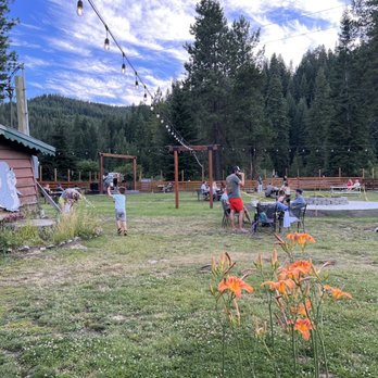 Squirrel Tree Restaurant & Bar - Backyard fun on a Saturday night. - American Near Me - Leavenworth, Washington