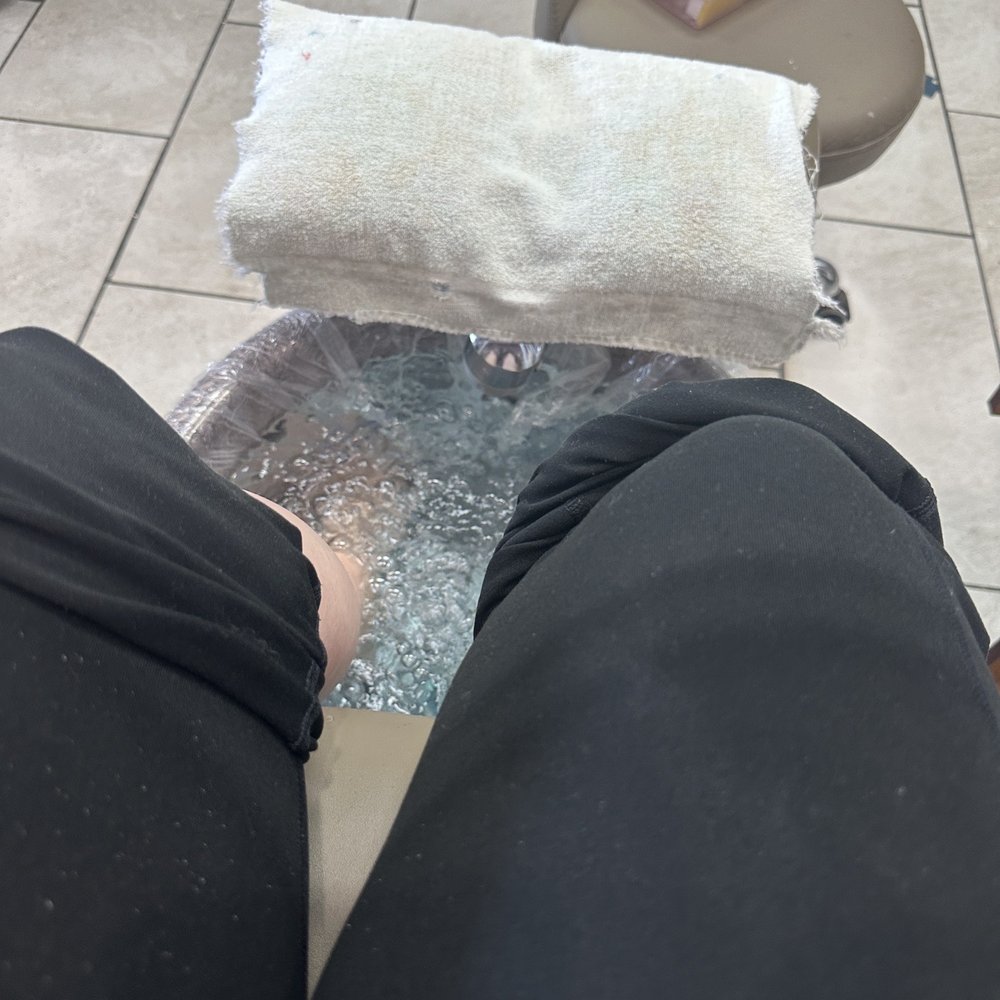 Le's Nails & Spa - No consistency in product. The person on my right and on my left had a nice dark blue sea salt added, I had barely a few granules - Nail Salons Near Me - Keizer, Oregon