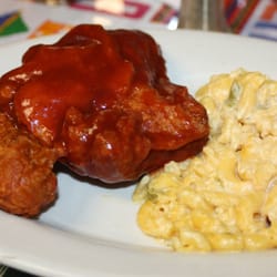Pollo Chapin - Spicy and bbq chicken (with a side of mac & cheese)