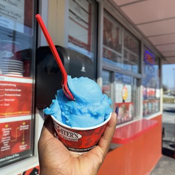 Bruster's Real Ice Cream - a hand holding a cup of ice cream - Ice Cream & Frozen Yogurt Near Me - Conyers, Georgia Bruster's Real Ice Cream - a hand holding a cup of ice cream - Ice Cream & Frozen Yogurt Near Me - Conyers, Georgia