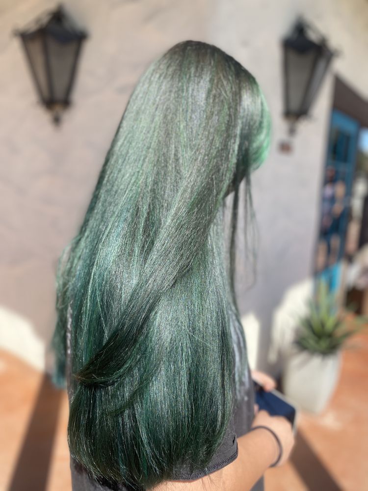 Maureen Loves Your Hair Logo