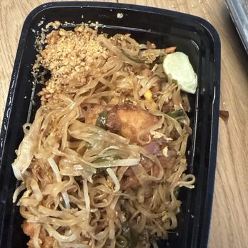 Bangkok 2 Thai - Pad Thai with fried chicken - Thai Near Me - New York, New York Bangkok 2 Thai - Pad Thai with fried chicken - Thai Near Me - New York, New York