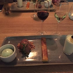 Paisan - Dessert met twee (halve) glazen wijn.
