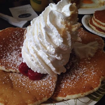 Eggs 'n Things - Waikiki Beach Eggspress - Strawberry nut - Breakfast & Brunch Near Me - Honolulu, Hawaii
