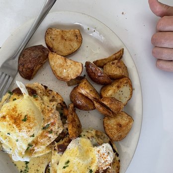 Sunset Grill - Crab cake eggs Benedict - American Near Me - Fredericksburg, Texas
