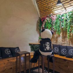Stadlin - Un'iconica selezione di distillati e liquori dietro il bancone di Stadlin, il cocktail bar di riferimento a Roma Sud. Atmosfera unica, drink