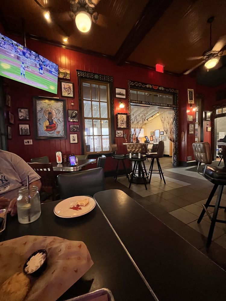 Lucille’s Smokehouse Bar-B-Que - Photo 2