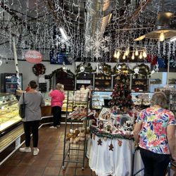 Nadler's Bakery & Deli - Bakery showcases
