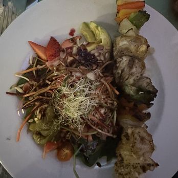 Taquería Los Abuelos - Strawberry avocado salad with grilled fish kabob - Seafood Near Me - Yelapa, JAL Taquería Los Abuelos - Strawberry avocado salad with grilled fish kabob - Seafood Near Me - Yelapa, JAL