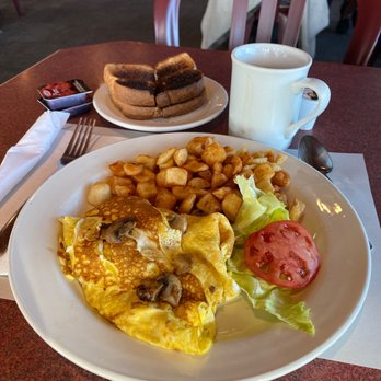 L'Arrêt Stop - Toast is just the way I like it! Omelette avec champions. - Canadian (New) Near Me - Berthier-Sur-Mer, Quebec L'Arrêt Stop - Toast is just the way I like it! Omelette avec champions. - Canadian (New) Near Me - Berthier-Sur-Mer, Quebec