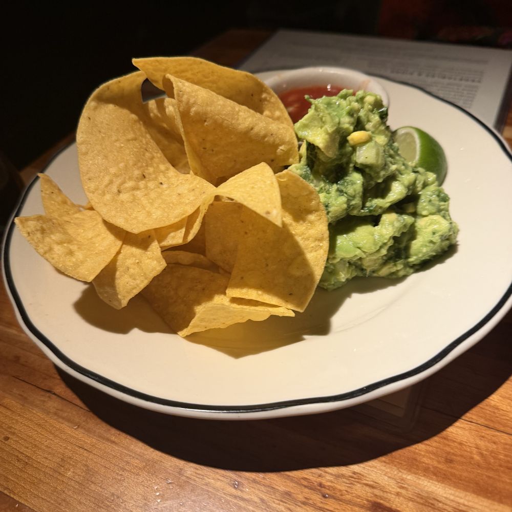 Houston's Restaurant - Chips and guacamole - New American Near Me - Irvine, California