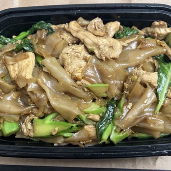 Lan Larb Chiang Mai - Pad See Ew (chicken) - Thai Near Me - New York, New York