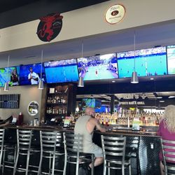 Ref's Sports Bar & Grill - Bar seats
