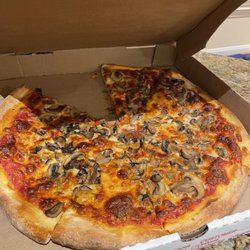 Clubhouse Bar and Grill - Large Pie with Mushrooms, ordered well done