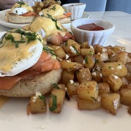 Smoked salmon eggs benedict Smoked salmon eggs benedict