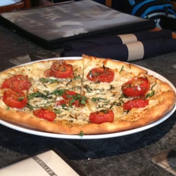 Yard House - Bars Near Me - Glenview, Illinois