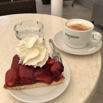 König Garten - Erdbeerkuchen mit Sahne und ein Cappuccino, ein muss... - Cafeteria Near Me - Cala Ratjada, PM