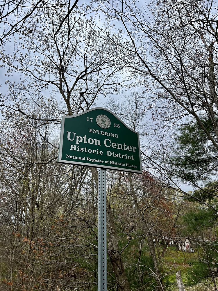 Upton Town of Logo