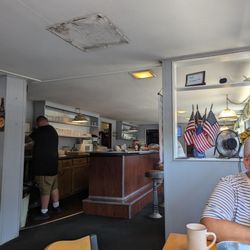 Arlene & Tom's Restaurant