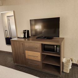 Holiday Inn Fargo - Fridge, microwave, and TV