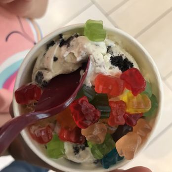 Häagen-Dazs - Cookies and Cream Ice Cream with gummy bear topping - Juice Bars & Smoothies Near Me - Glendale, Arizona Häagen-Dazs - Cookies and Cream Ice Cream with gummy bear topping - Juice Bars & Smoothies Near Me - Glendale, Arizona
