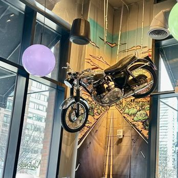 L’Avenue - Decor - Breakfast & Brunch Near Me - Toronto, Ontario