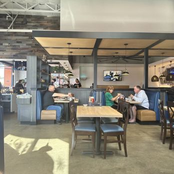 Broken Yolk Cafe - Nice large dining area, tv's in bar area - Breakfast & Brunch Near Me - Santee, California