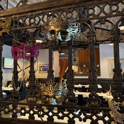 Bourbon St. Cafe - Decor