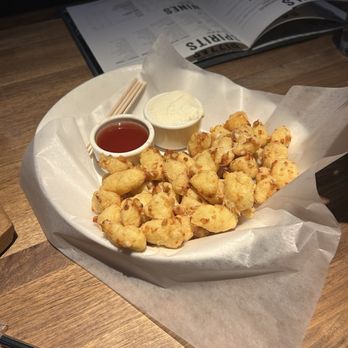 Yard House - Wisconsin Fried Cheese Curds - New American Near Me - Lombard, Illinois