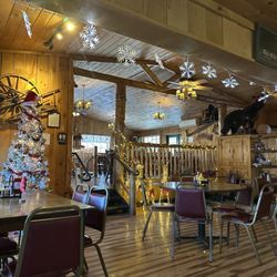 Adirondack Bar & Grill - The interior it's decorated & it's very cozy