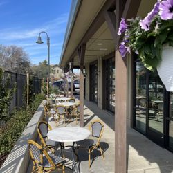 Roanie's - Patio Seating