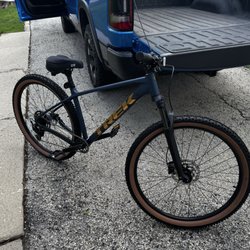 Sumbaum Cyclery - Trek Marlin 5.