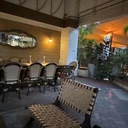 Swizzle Rum Bar & Drinkery - Outdoor seating