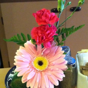 Tomahawk Barbeque - Every table has fresh flowers. - Barbeque Near Me - North Vancouver, British Columbia