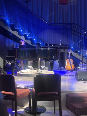 Chelsea Table & Stage by null