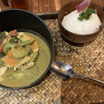 Lapisara Eatery - Green curry with chicken - Breakfast & Brunch Near Me - San Francisco, California