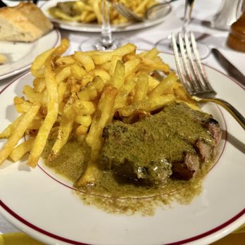 Le Relais de l’Entrecôte - Steak and fries in their signature sauce - Steakhouses Near Me - Paris, 75 Le Relais de l’Entrecôte - Steak and fries in their signature sauce - Steakhouses Near Me - Paris, 75