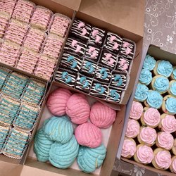 Glitterally Sweet Bakery - Gender reveal goodies