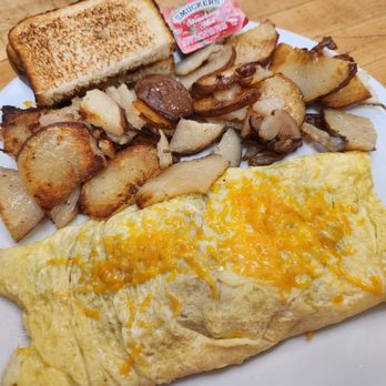Mama's Cafe - Omelet breakfast with fresh baby red American fries - Cafes Near Me - Montello, Wisconsin