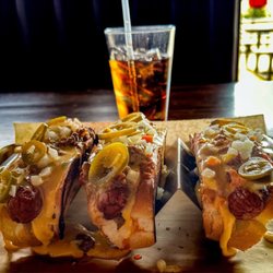 Brick Top's Pub - Great chili dogs and service!