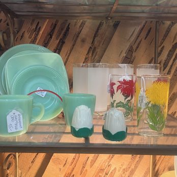 Montebello Road - Lots of vintage glassware - Antiques Near Me - Campbell, California