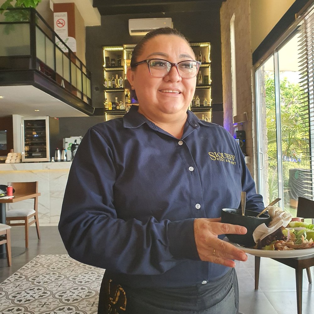 Siqueff - Glendy our fantastic waitress - Lebanese Near Me - Mérida, YUC