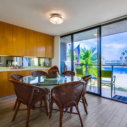 Mai Tai Beach House - Water and beach views from the dining room