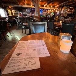 The Wolf's Den - Bar and table