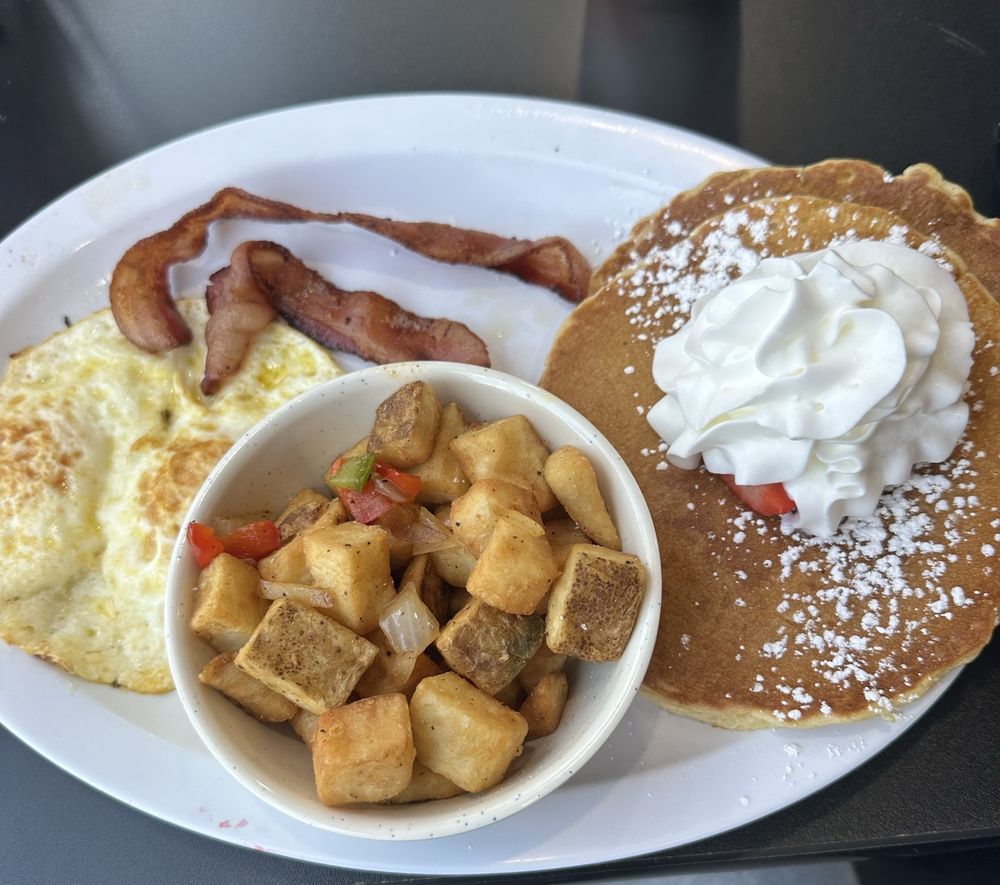 Grits & Eggs Breakfast Kitchen Logo