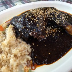 El Claustro - Pollo con arroz y mole.